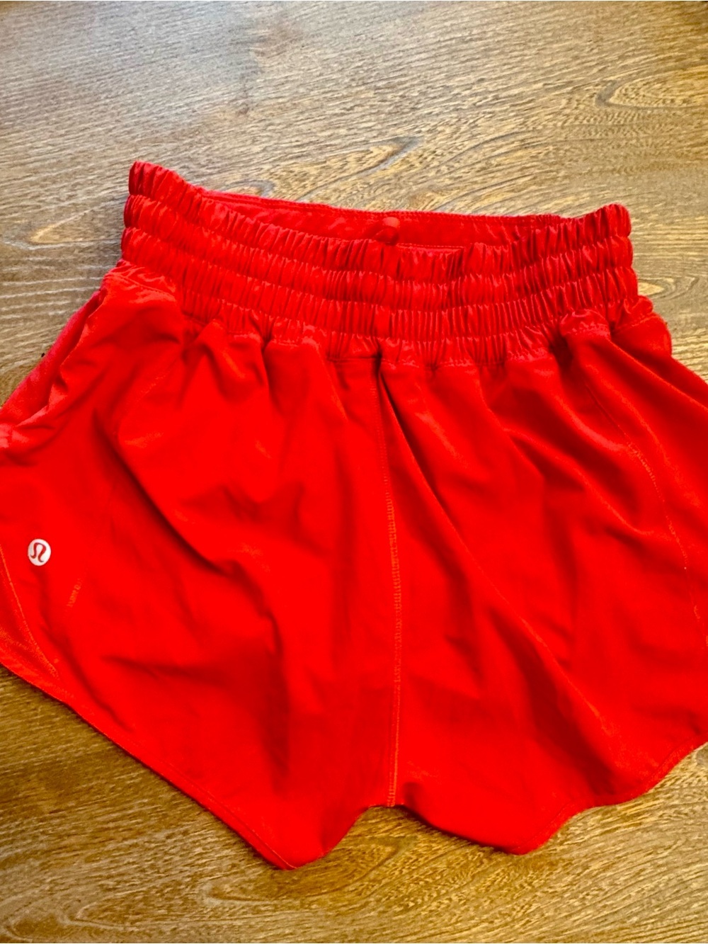 Lululemon Hotty hot 2.5 in Women's Red Athletic Shorts - Picture 2 of 2